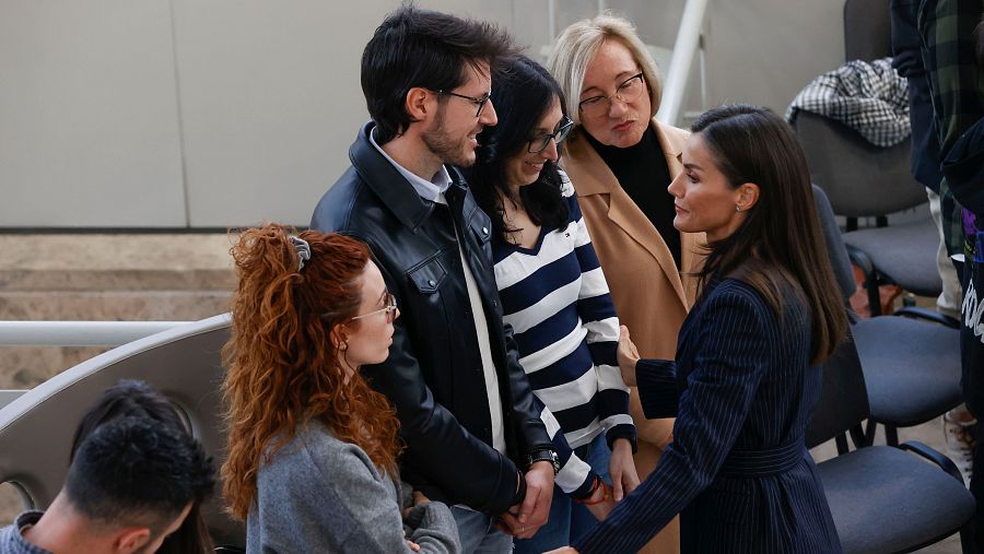 La reina Letizia habla con una de las familias afectadas por el incendio