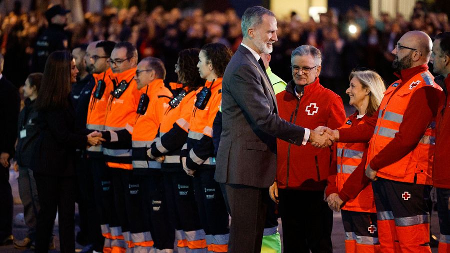 Encuentro de los reyes con los servicios de emergencia en la zona del siniestro