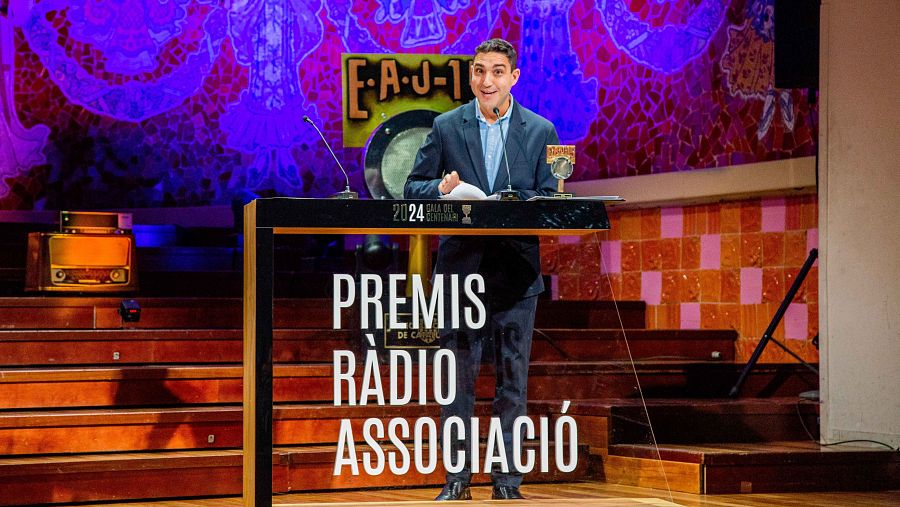 Instantànea del conductor del programa de Ràdio 4, 'D'on ets tu? Mohamed El Amrani recollint el premi de Ràdio Associació de Catalunya
