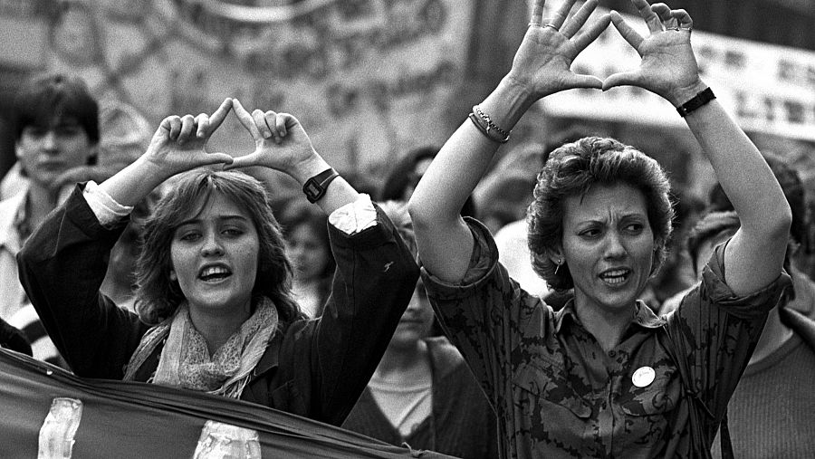 Un grupo de mujeres manifestándose por las calles de Madrid en 1987