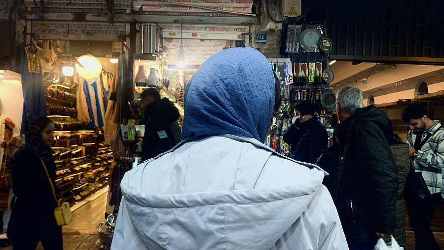 Yasna , una joven iraní de 21 años en el Gran Bazar de Teheran