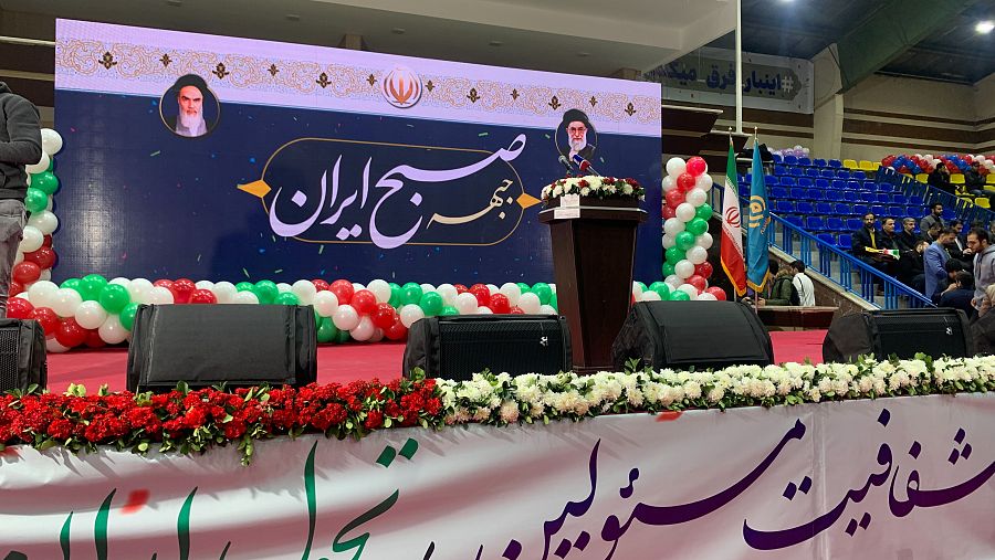 Mitin electoral en un estadio de Teheran antes de las elecciones legislativas