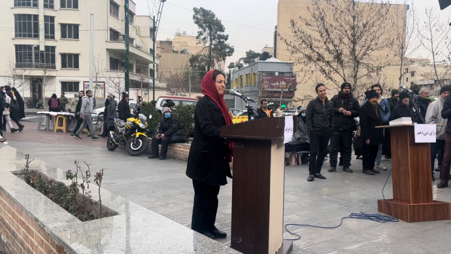 Una mujer participa en una actividad en la calle donde los transeúntes argumentan el porqué están a favor o en contra de las elecciones