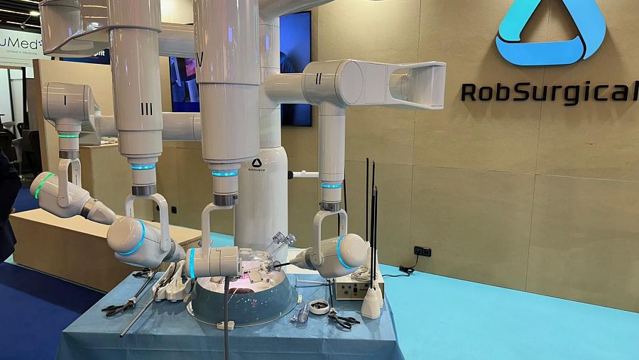 Robot quirúrgic millorat amb intel·ligpencia artificial per operar am més precisió