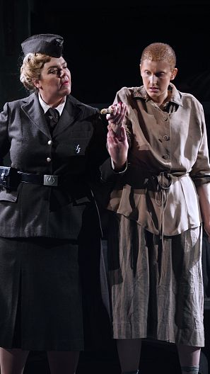 Daveda Karanas y Amanda Majeski , en 'La pasajera'