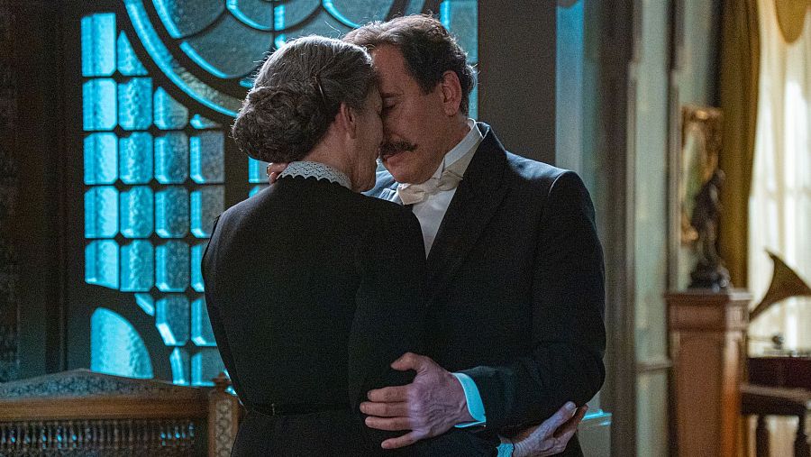 La Promesa: Ayala y Petra se besan