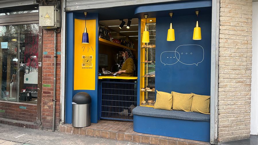 Un puesto de café en la Avenida de la Revolución de Teherán