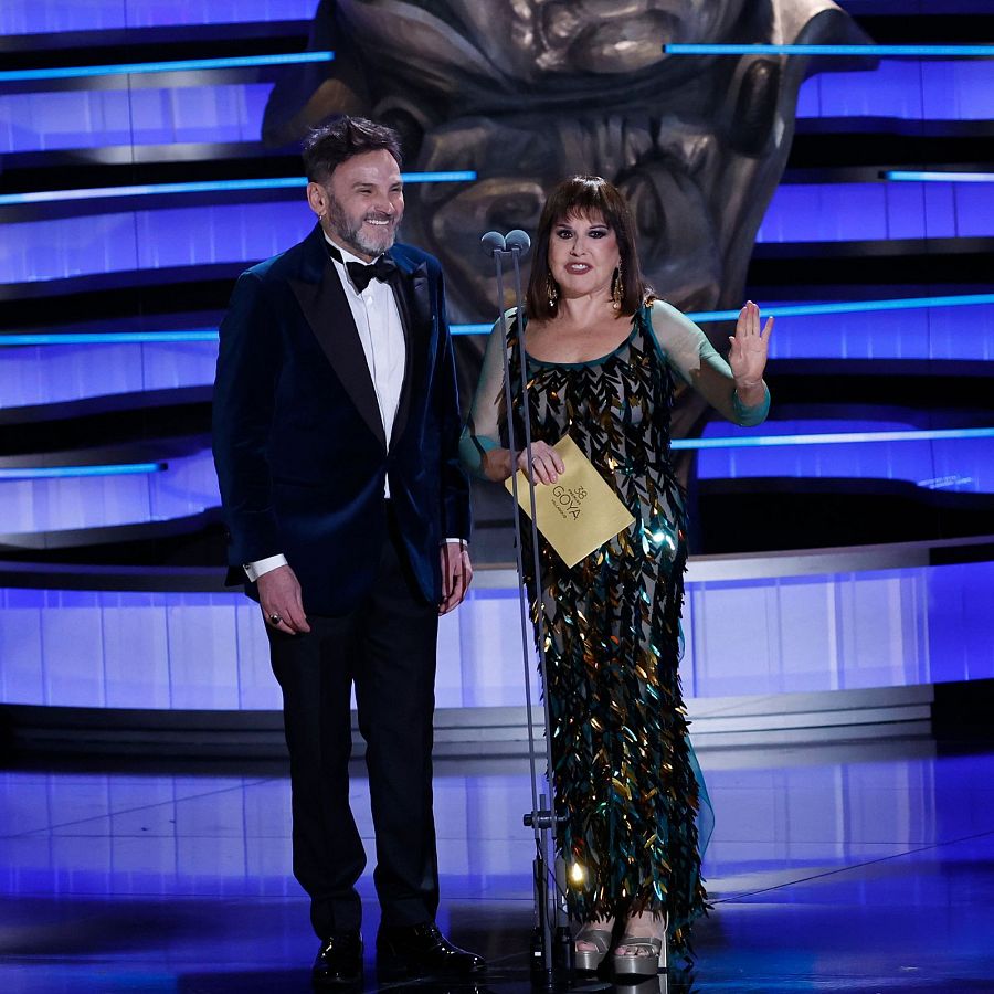 Loles León junto a Fernando Tejero durante su intervención en los premios Goya 2024.