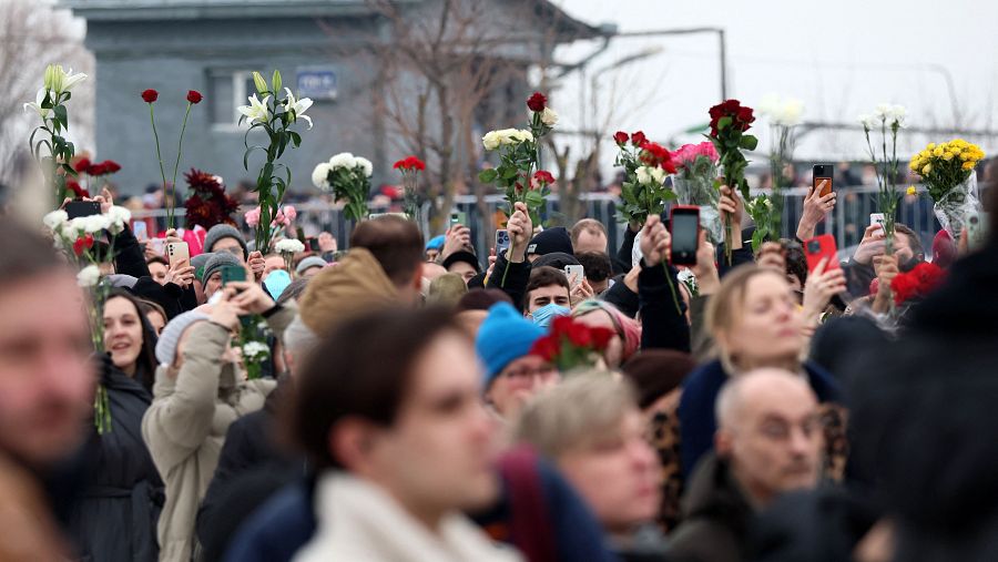 Varias personas se congregan en el cementerio de Borisovo durante el entierro del fallecido oipositor ruso Alexéi Navalni
