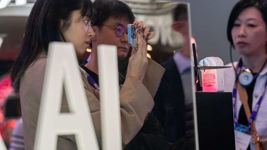 Visitantes prueban productos en el Mobile World Congress 2024