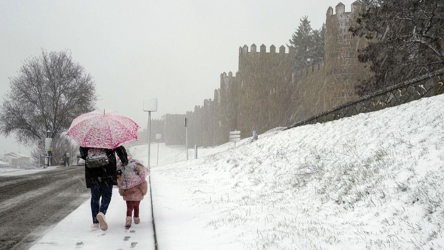 La muralla de Ávila rodeada de nieve