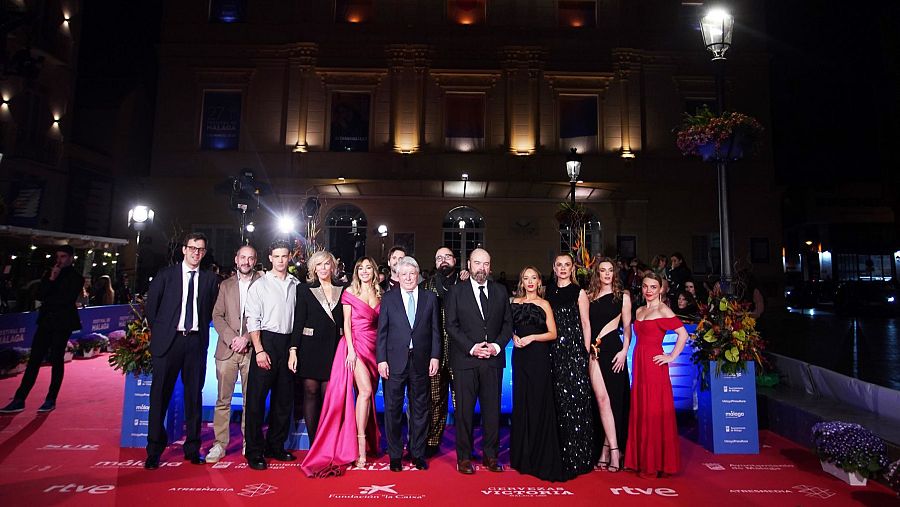 El equipo de 'Matusalén', posa en la alfombra antes de la Gala RTVE