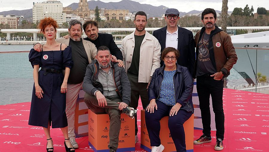 Posado en el muelle del equipo de 'Por tus muertos', comedia en torno al rock