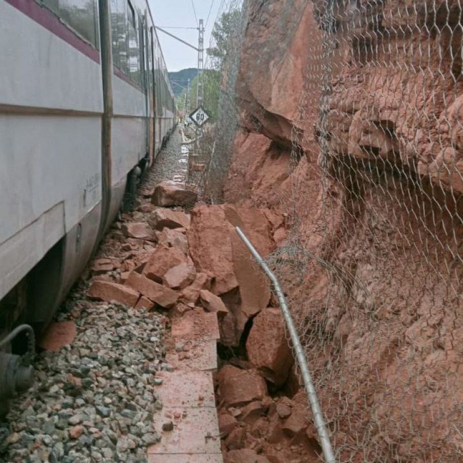 Un despreniment de pedres ha provocat la sortida de via d'un tren de la R4