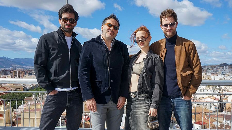 Los actores Rubén Cortada, Aria Bedmar, Peter Vives y el showrunner Gonzalo Crespo posan con motivo del estreno del primer episodio de la serie de RTVE 'Operación Barrio Inglés', en el Festival de Málaga, este domingo. EFE/ María Alonso