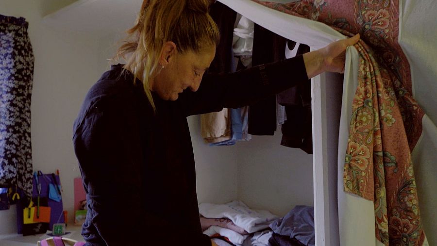 Felipa muesta su celda en la prisión de Álava