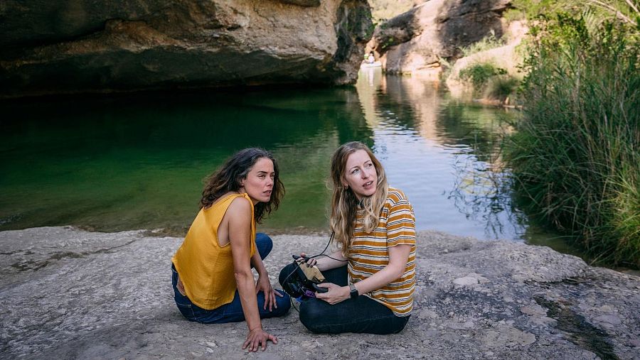 Patricia López Arnáiz y Pilar Palomero en el rodaje de 'Los destellos'