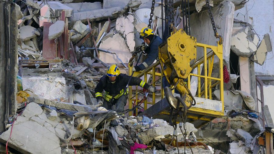 Equipos de rescate ucranianos actúan en la región de Odesa tras un mortífero bombardeo ruso.