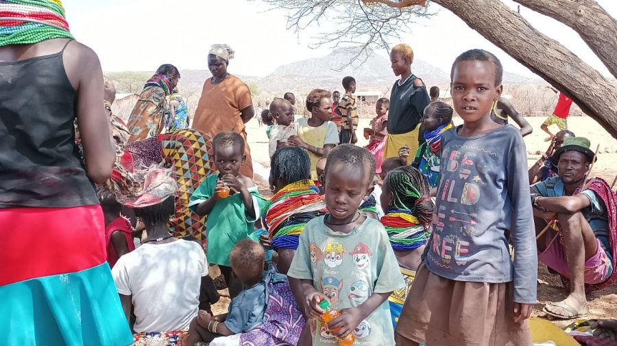 Familias turkana a la sombra de un árbol