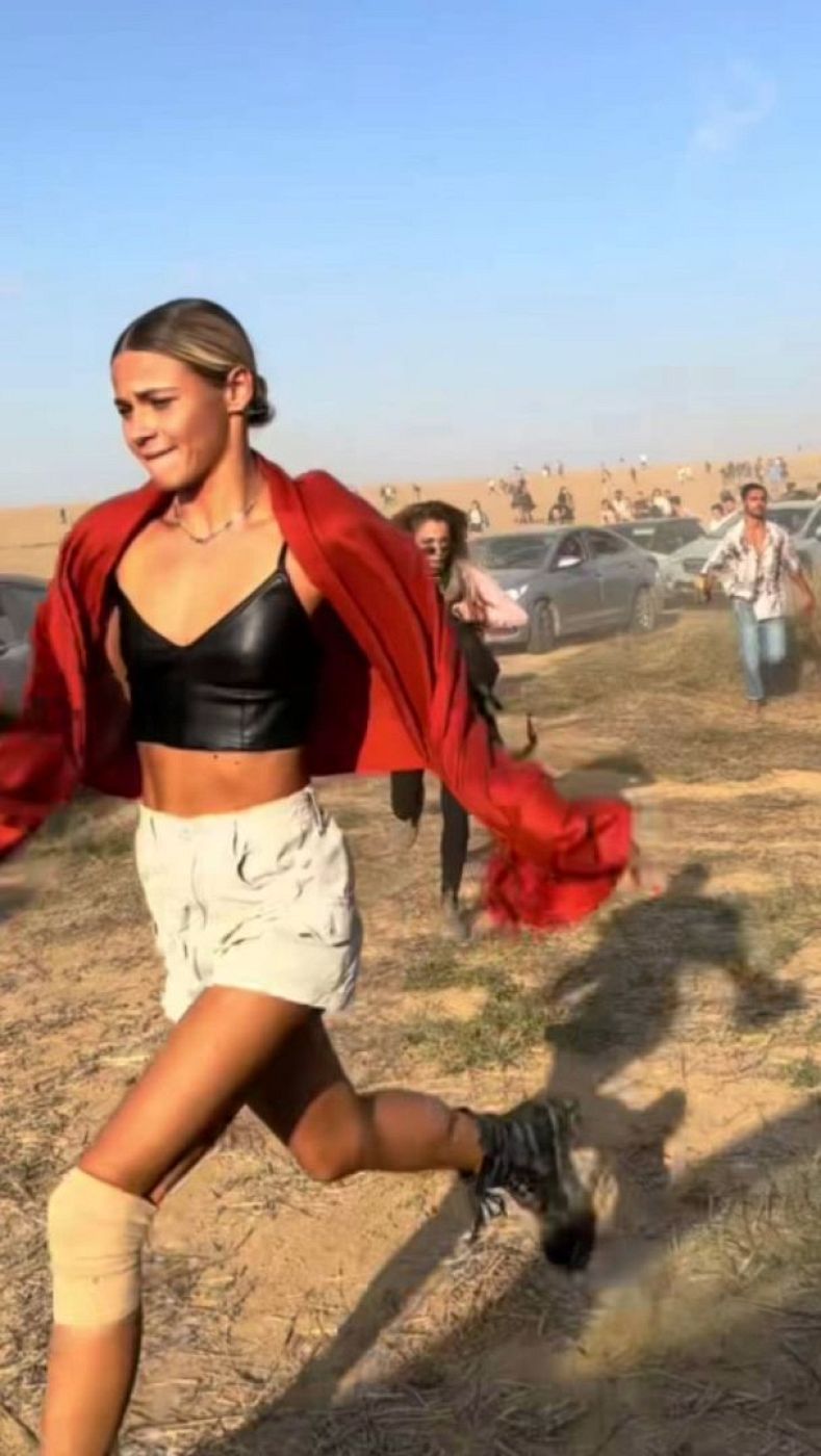 chica corre por campo