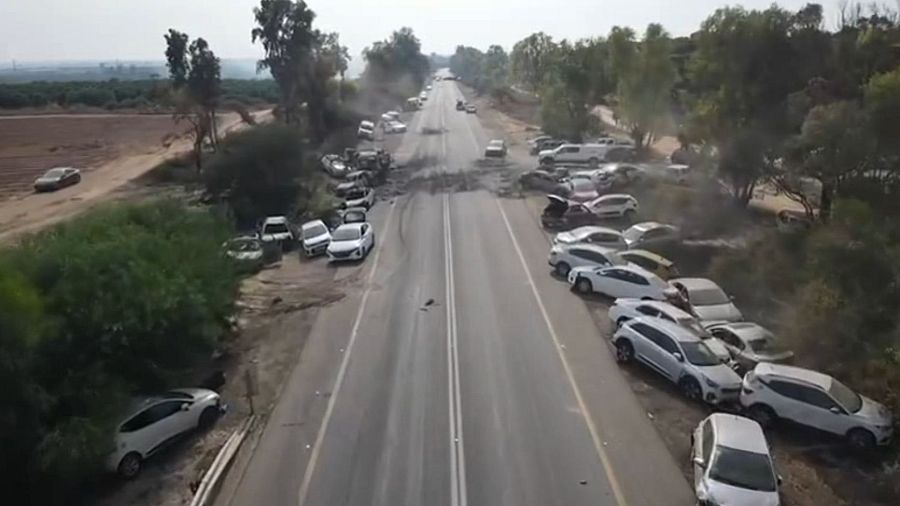 Carretera con coches quemados