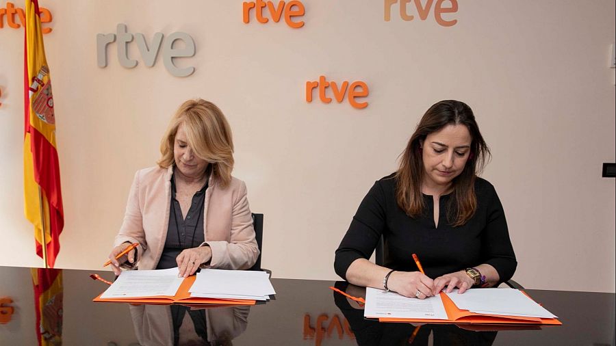 La presidenta interina de RTVE, Elena Sánchez Caballero, y la alcaldesa de Palencia, Miriam Andrés Prieto, durante la firma del convenio