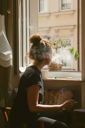 Se debe evitar fumar en sitios cerrados y poco ventilados.