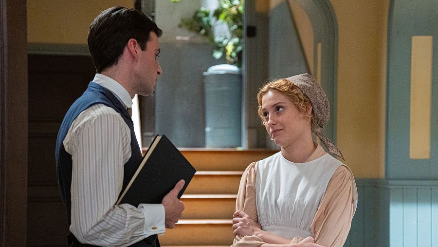 Abel se da cuenta de que Jana está indagando sobre su vida