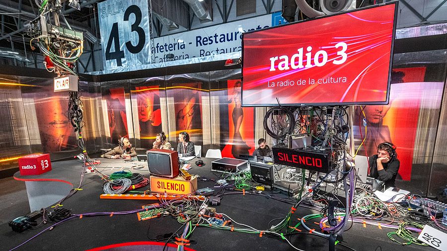 Programación de RNE desde el stand de RTVE en ARCO 2024