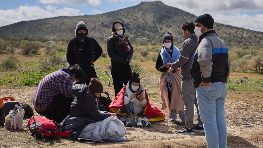 Migrantes sentados en el frío desierto esperando a la Patrulla Fronteriza estadounidense en Jacumba, California, Estados Unidos
