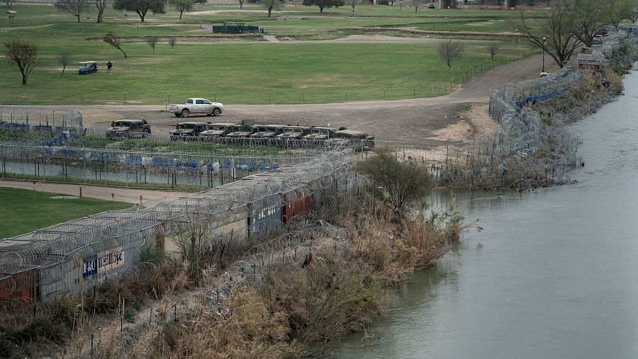 Contenedores de transporte y alambres de concertina colocados como valla fronteriza en Shelby Park, Eagle Pass, Texas
