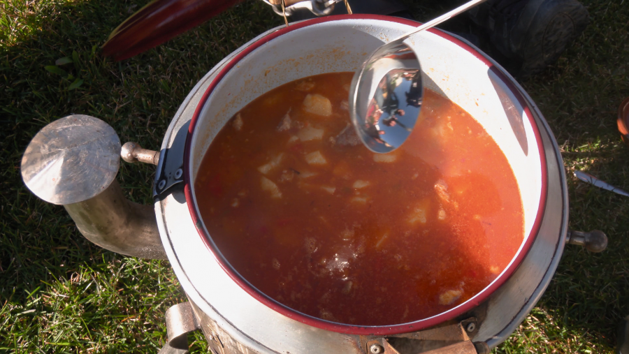 Resultado de un guiso de patatas con carne en una olla ferroviaria con un