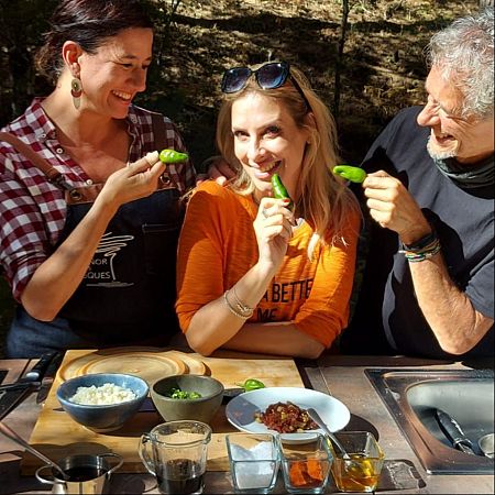 Aizpea Oihaneder, la cantante Roser y César Palacios