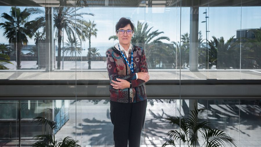 Marta Estrada posant en pla general, assegura que és una apassionada de l'arqueologia