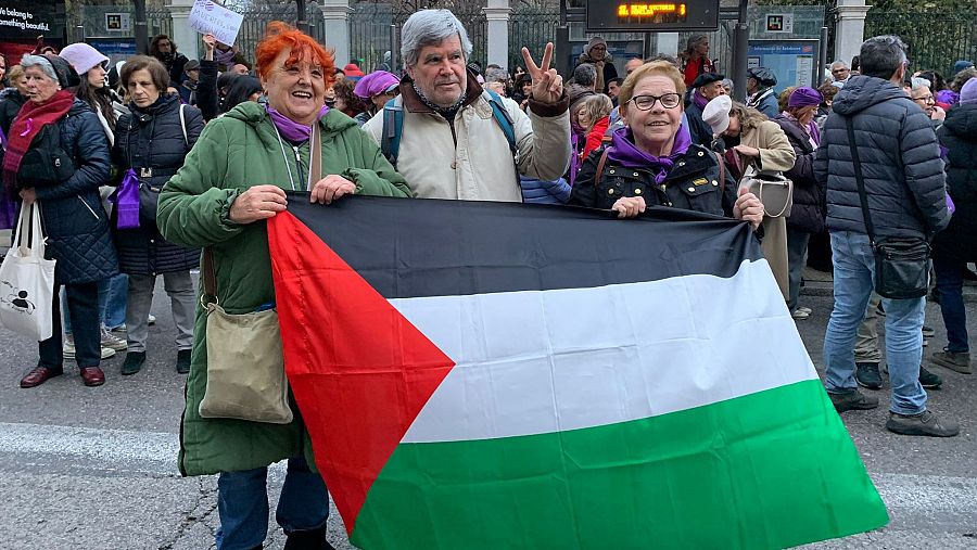 Maribel y Esperanza, acompañadas por su amigo Rafael, enarbolan una bandera palestina