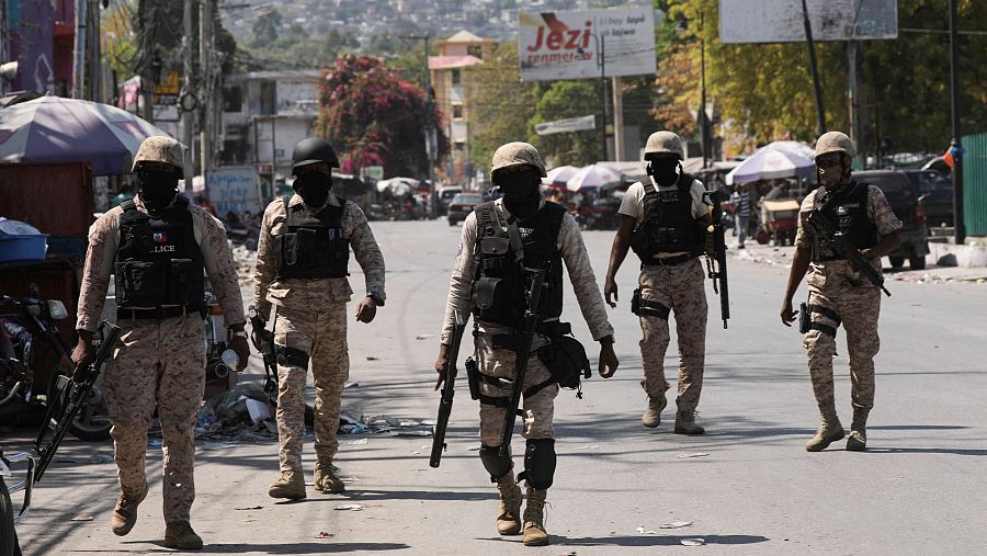 La policía patrulla una calle en Puerto Príncipe