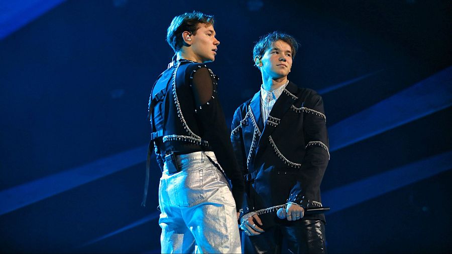 Marcus y Martinus cantan 