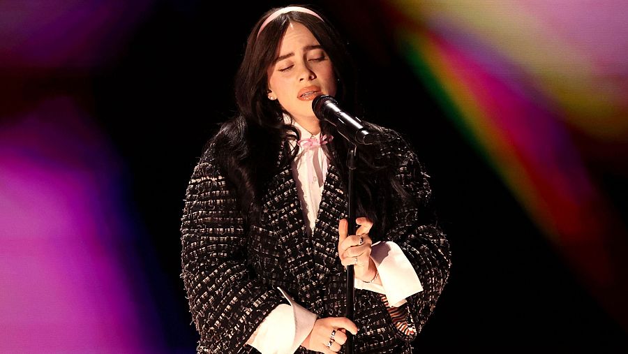 Billie Eilish canta en los Oscar 2024