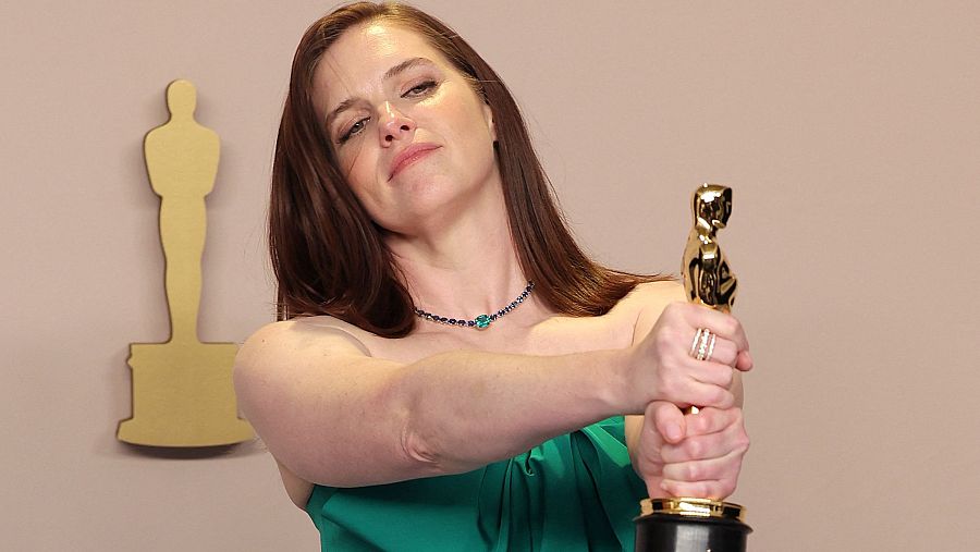 OSCAR 2024: Jennifer Lame posa con el tercer Oscar para 'Oppenheimer'