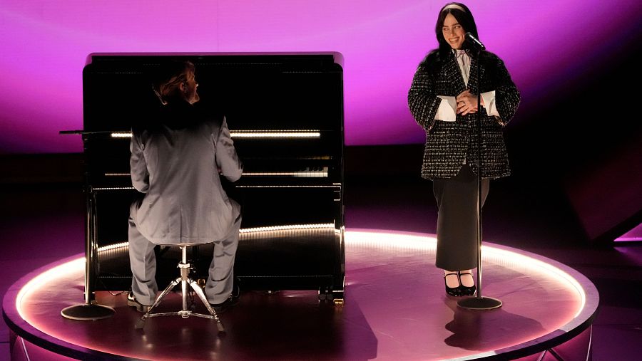 Billie Eilish durante su interpretación de 'What I Was Made For?' en los Oscar 2024.