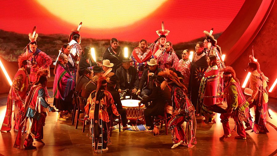 Una tribu de los Osage actúa sobre el escenario del Teatro Dolby de Los Ángeles en Hollywood, California
