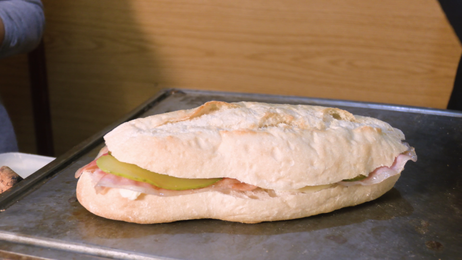 El bocadillo perfecto para los amantes de los pepinillos y el buen comer