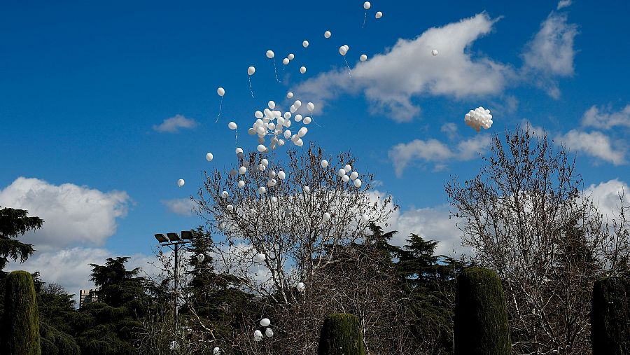 Suelta de globos blancos en el Bosque del Recuerdo, en El Retiro de Madrid