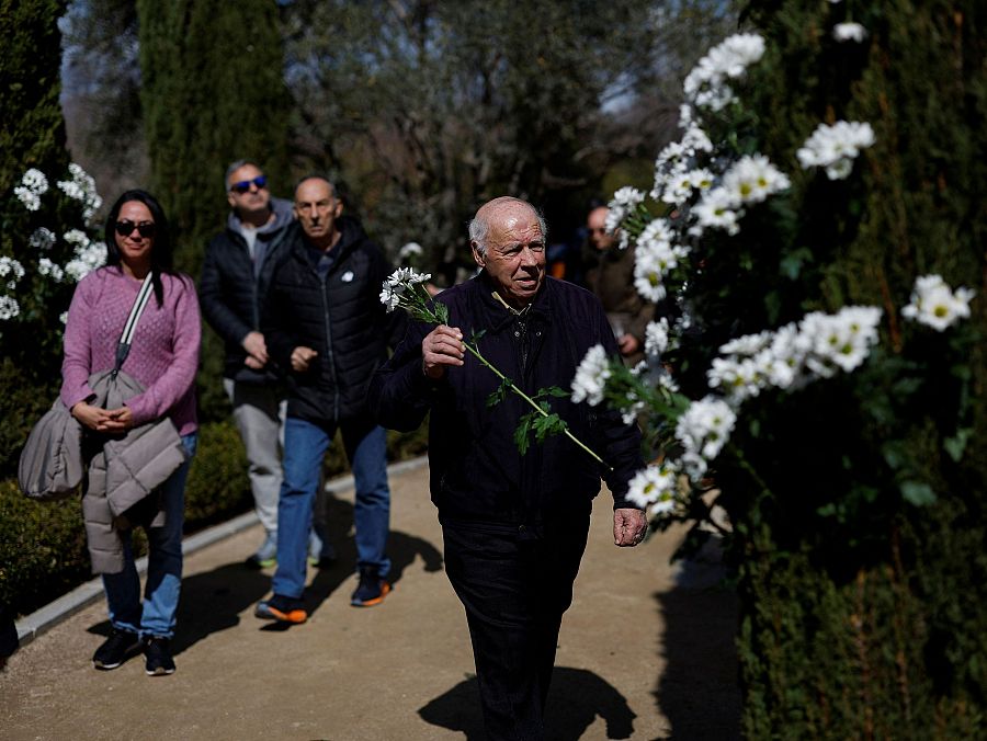 Flores blancas en recuerdo a las víctimas del 11M en El Retiro en el 20 aniversario