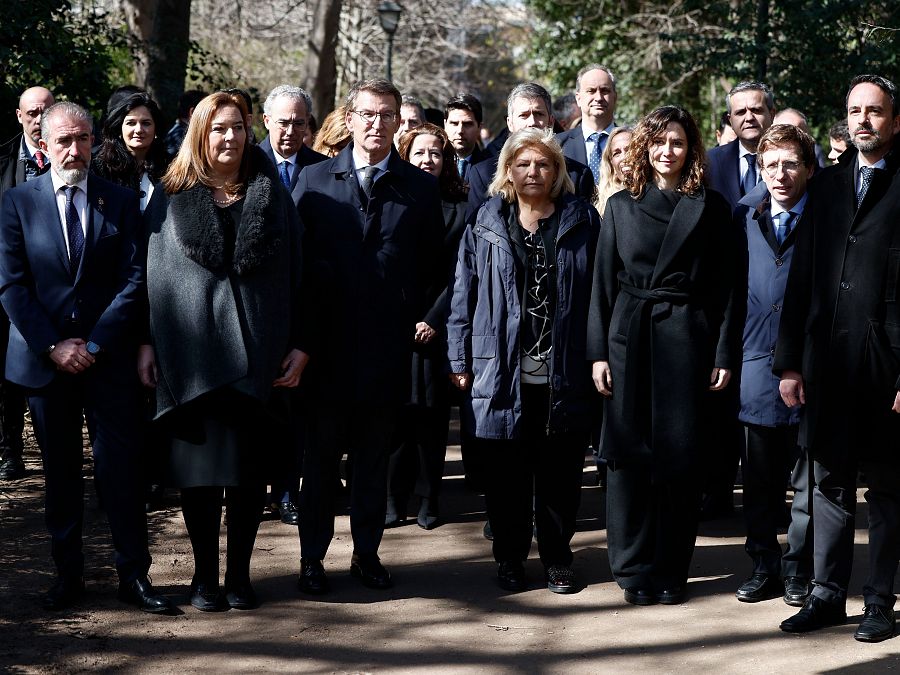 El presidente del PP junto a la presidenta de la Comunidad de Madrid, el alcalde de Madrid, la presidenta de la Asociación de Víctimas del Terrorismo, Maite Araluce y Mª Angeles Pedraza presidenta de Honor de la Asociación de Víctimas del Terrorismo