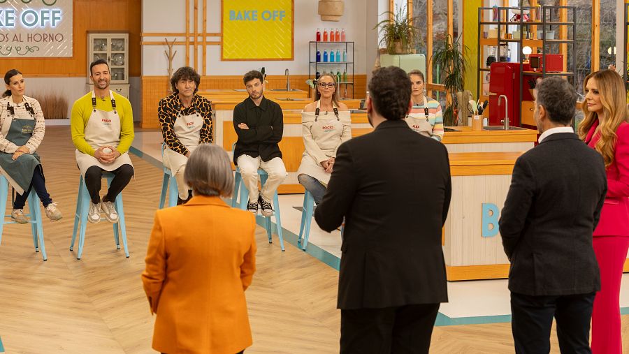 Imagen de el jurado de 'Bake Off: Famosos al horno' junto a los concursantes