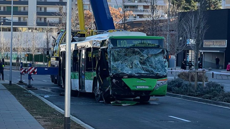 Així ha quedat l'autobús accidentat un cop l'han retirat del forat.