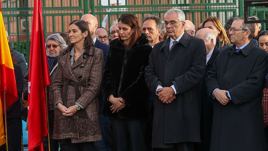 La portavoz municipal del PSOE, Reyes Maroto (I) y la líder municipal de Más Madrid, Rita Maestre, participan junto con representantes de la asociación 11M Afectados del Terrorismo en el acto en recuerdo frente a la estación de Santa Eugenia