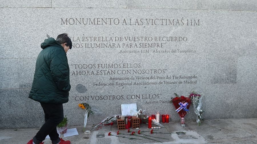 Una mujer durante la concentración frente al monumento conmemorativo Peridis, en la estación de Renfe de El Pozo