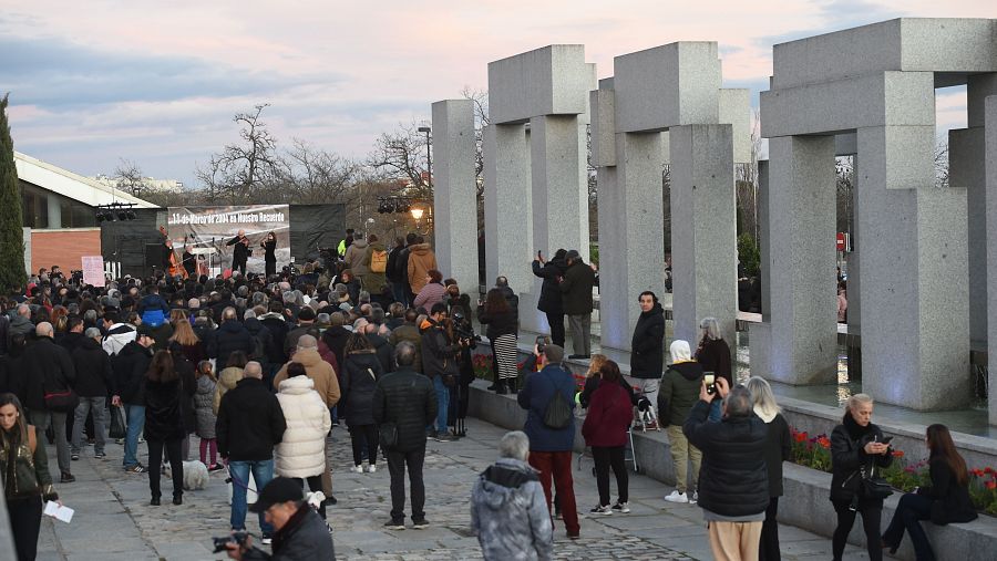 Varias personas acuden a la concentración en homenaje a las víctimas del 11M, organizada por la asociación vecinal de El Pozo